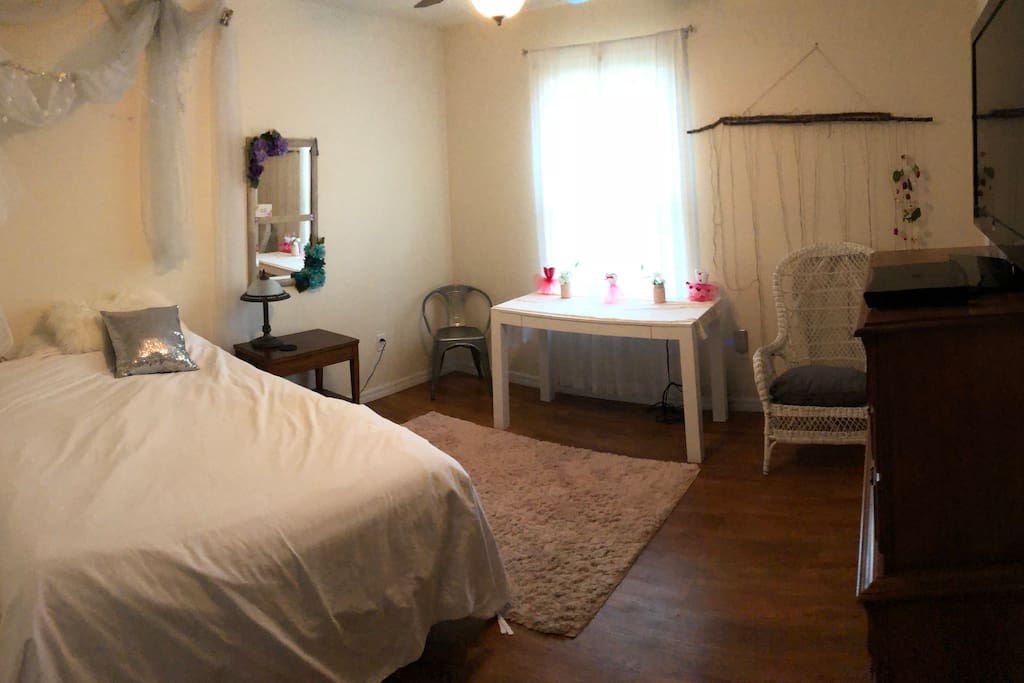 Queen bed. Tv included. Desk/vanity table with chair.