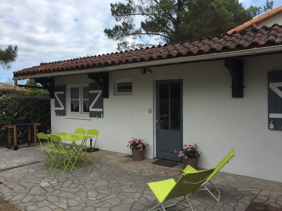 La terrasse privative et son barbecue.