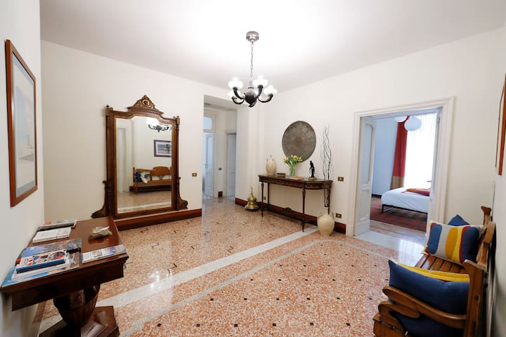 Piazza del Popolo Luxory Apartment gallery image 3