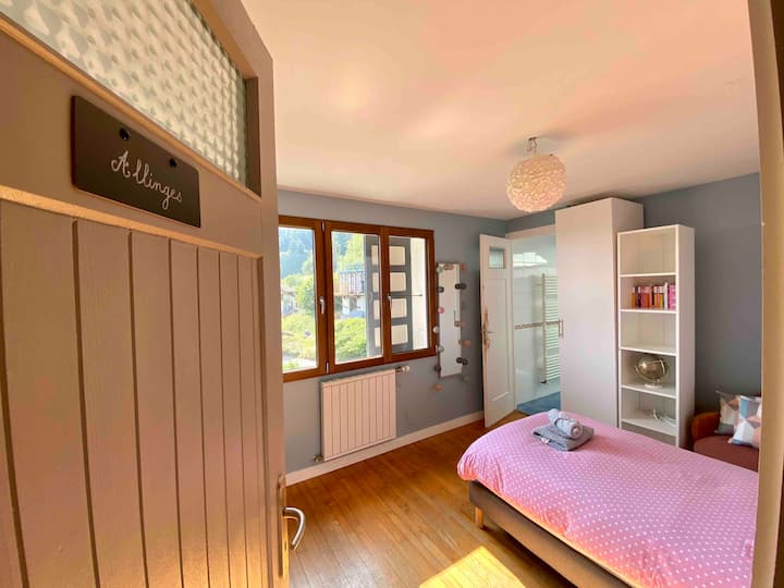 На горния етаж има спалня „Allinges“ с единично легло и самостоятелна баня.