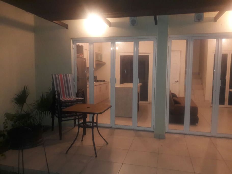Common area, 6 chairs available