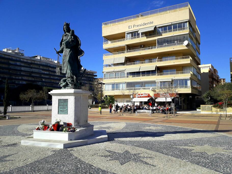 VISTA DE LA PLAZA Y EL EDIFICIO DÓNDE SE ENCUENTRA EL APARTAMENTO.