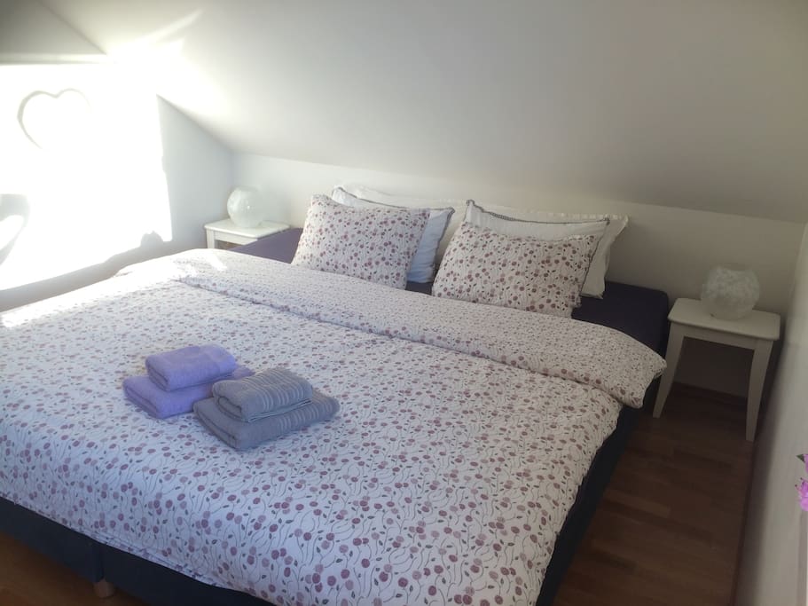 The bed is 200x220 cm and is very comfortable.