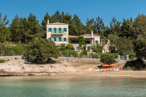 ELECTRA BEACHFRONT VILLA WITH POOL &TENNIS COURT