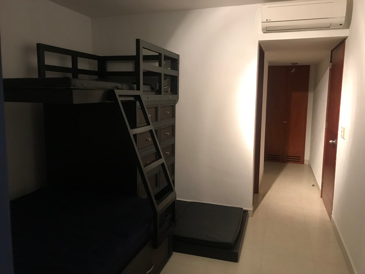 Spálňa s poschodovými posteľami a vlastnou kúpeľňou