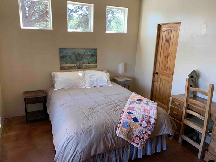 Spálňa číslo 3 na prízemí má matrac Queen Spring s penovou vrchnou vrstvou pre vaše pohodlie. Skvelý výhľad na národný les a terasu. 