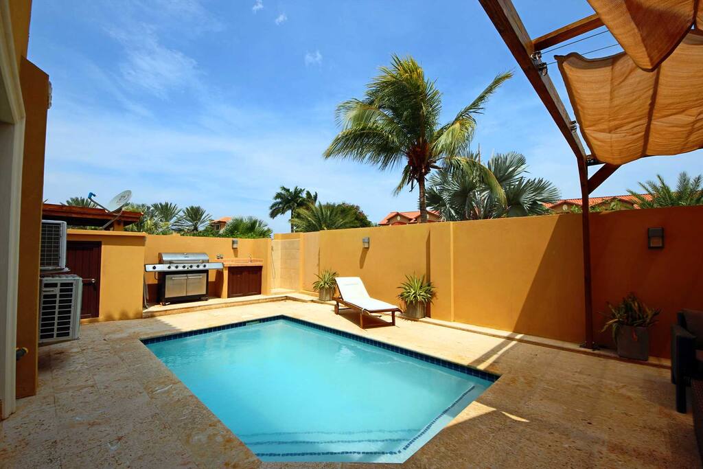 Outdoor terrace with BBQ-grill and outdoor shower