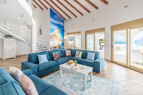 Successful Airbnb property: Top Villa on frontline of the Mediterranean in Calp