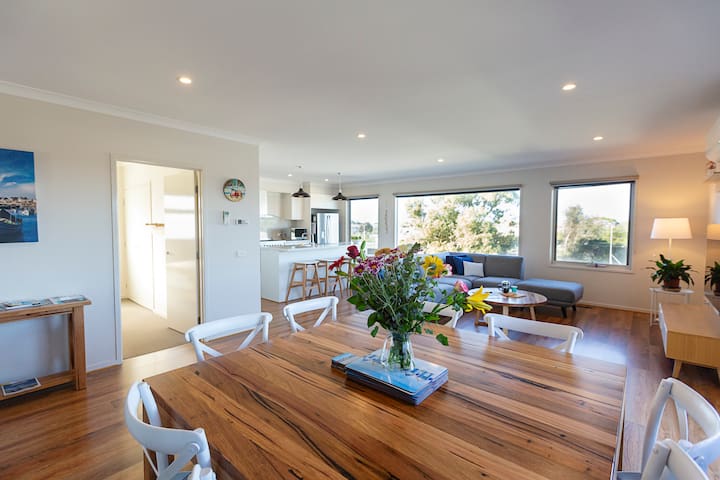 River Sunset—a spacious home, stroll to the water gallery image 2