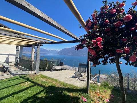 Lovely apartment with garden and lake view