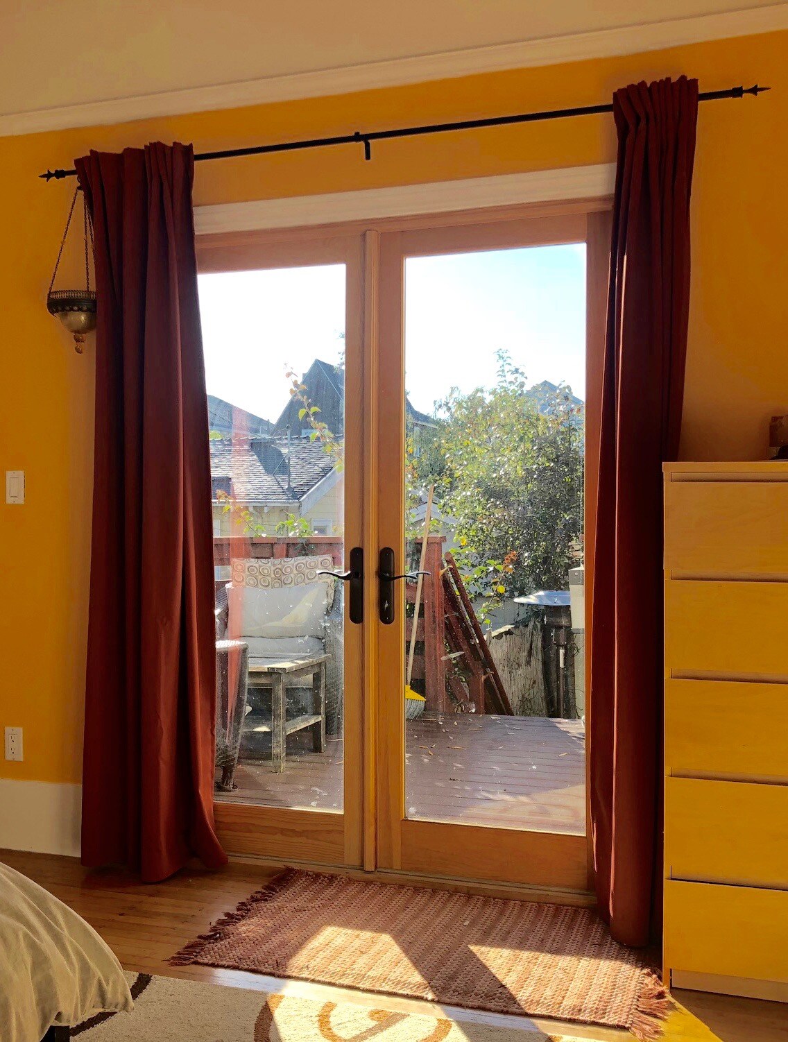 Puertas francesas que conducen a la terraza trasera