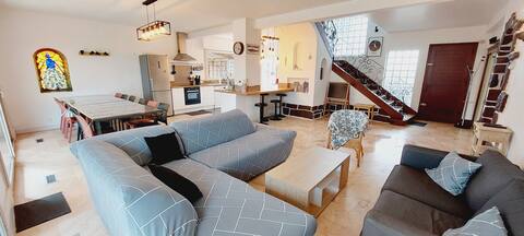 Family house 7 bedrooms 50m from the beach