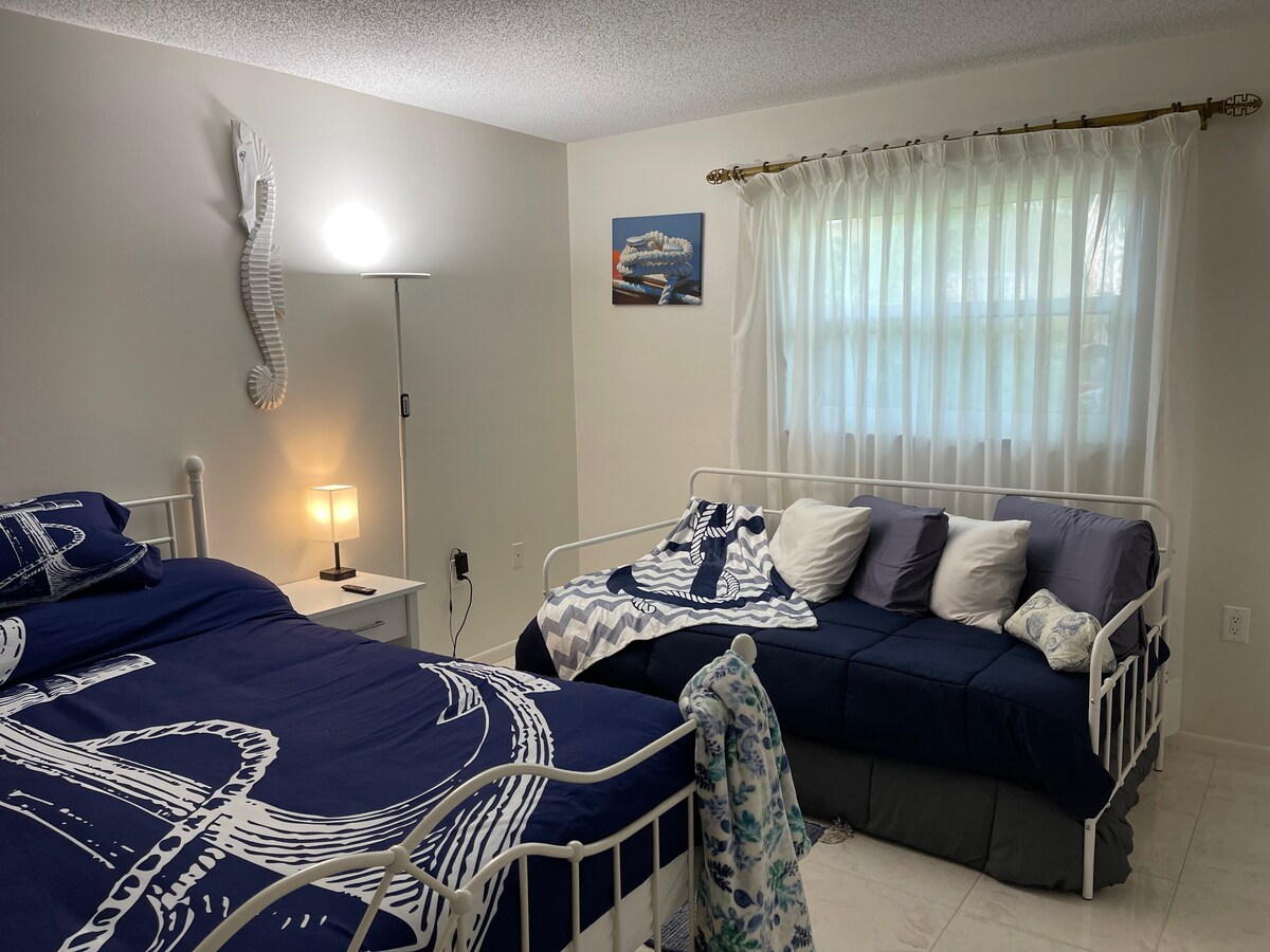 Ова е главната спална соба која гледа кон северниот прозорец од вратата на главната бања.
Имаме цврст брачен кревет лево и двоен дневен кревет со брачен кревет (широк 180-220 см) и двоен кревет под него.
Лампите за кревет имаат 3 USB порти за полнење на вашите уреди.