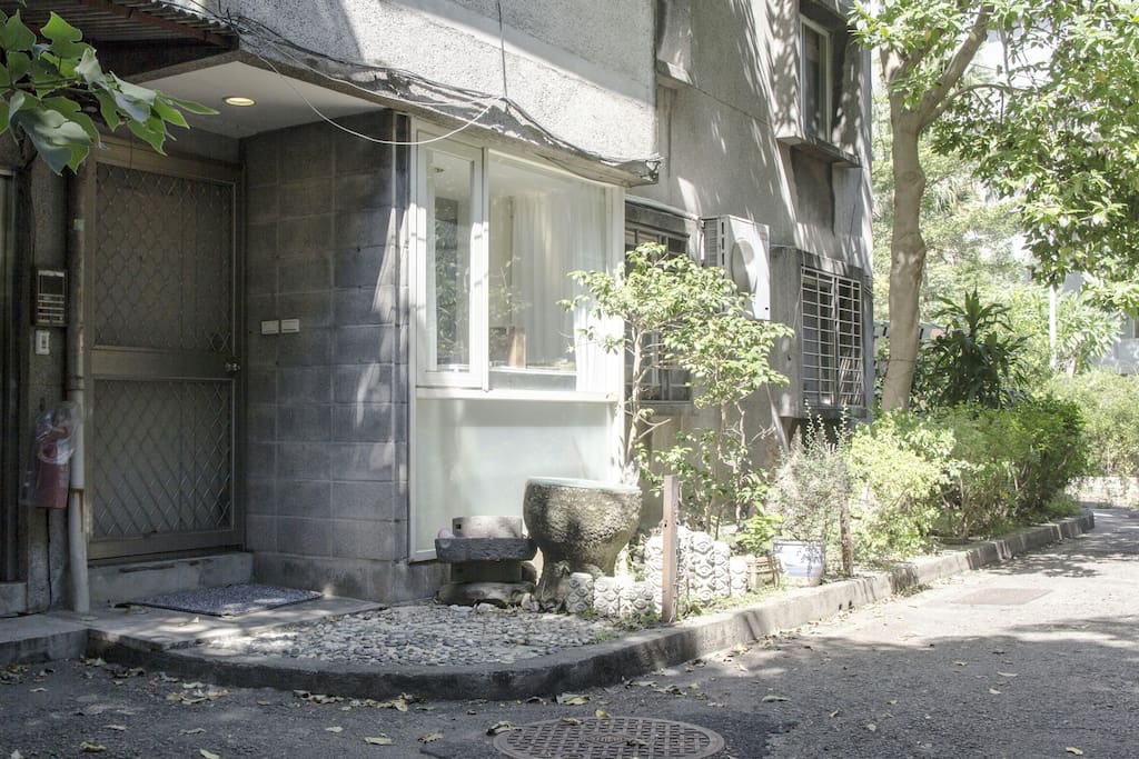 Located in quiet neighborhood in Taipei City. 藏身在鬧中取靜的台北巷弄中