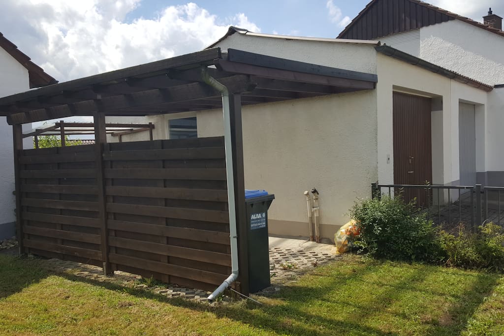 Carport für die Gäste für ein kleineres Auto, Parkplätze ebenso vor der Garage