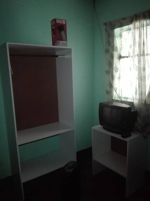 Clóset y TV con cable
