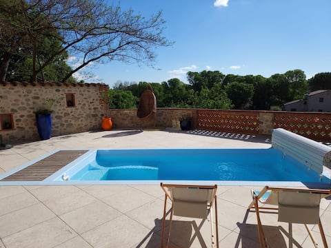 Charming house with pool close to the sea