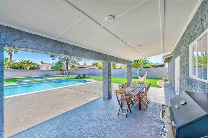 Huge stylish high end villa 5BR big backyard! gallery image 5