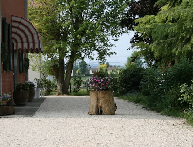 House in Farm with animals 2km exit motorway A1