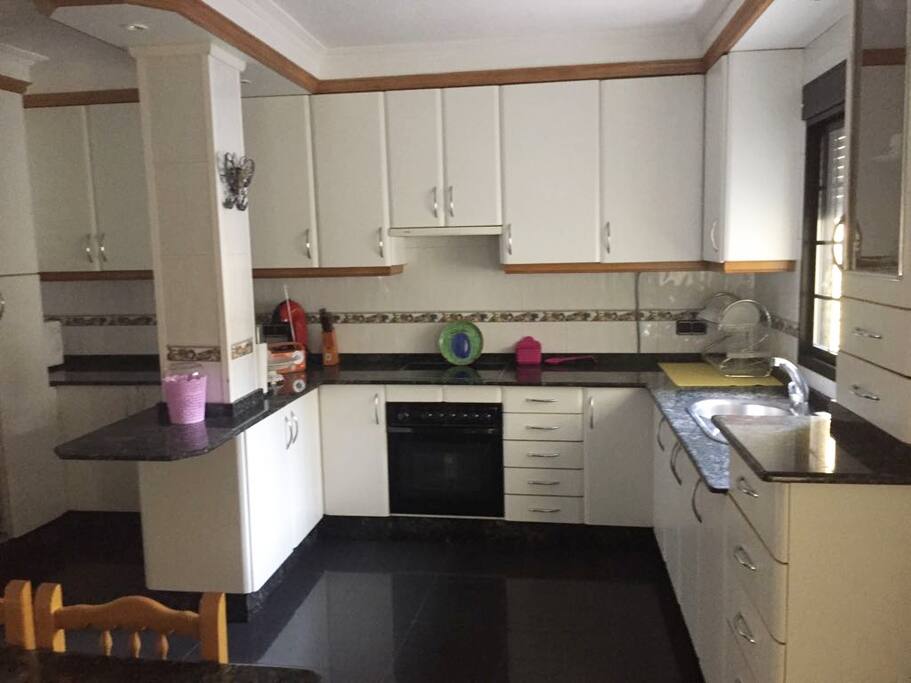 Amplia cocina con servicios