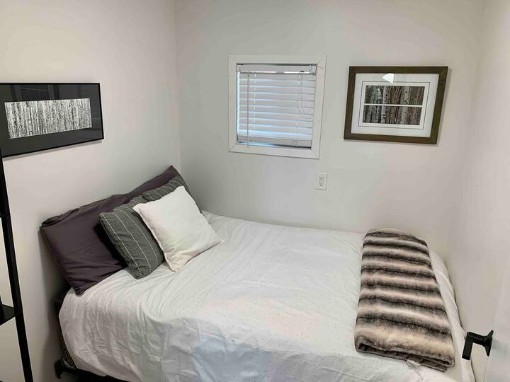 Deuxième chambre à coucher avec lit double.