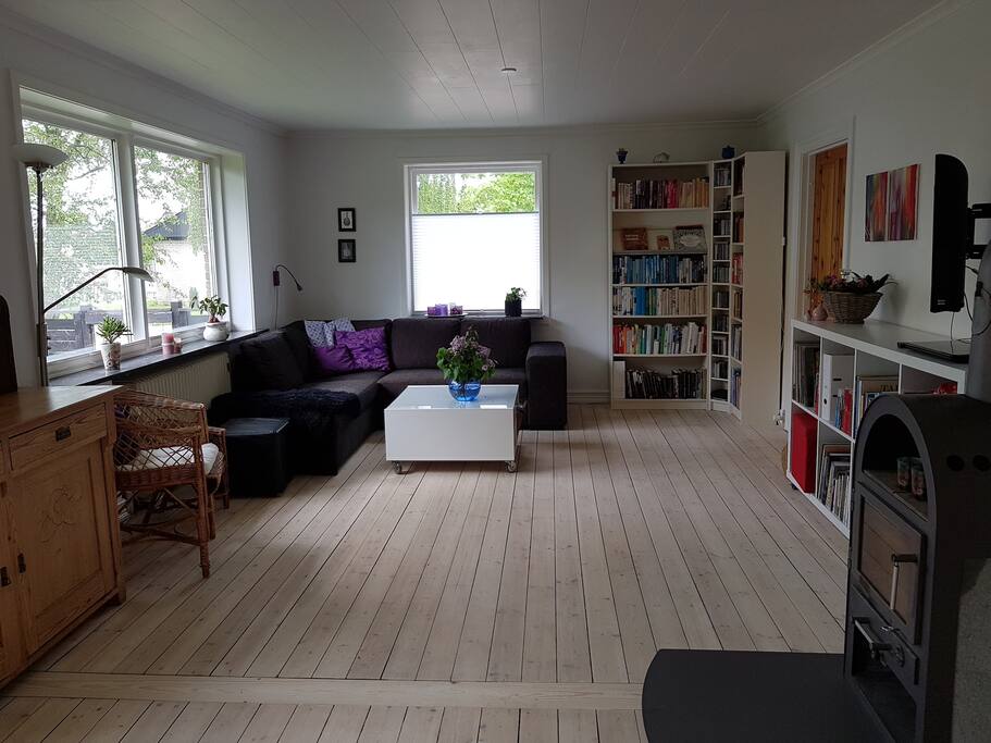 Stue med brændeovn