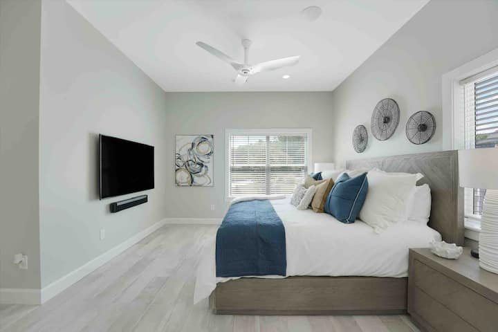 Master suite 65 inch tv w/ Sonos cir sound 