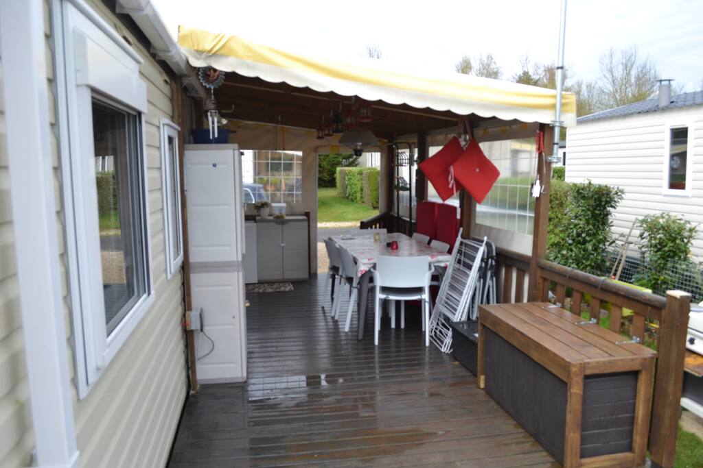 Side terrace table for 6
