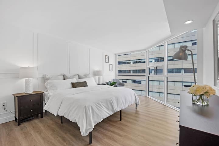 宽敞的加大双人床卧室