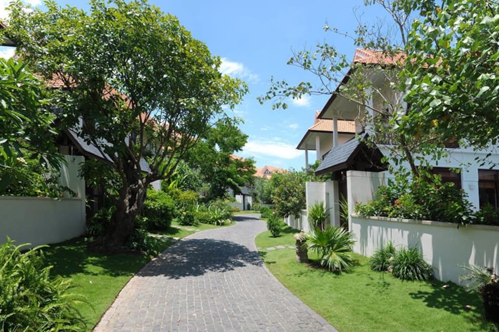 Green and peaceful hamlet in the villa resort