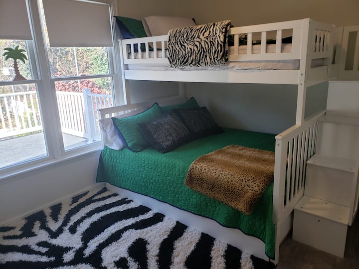 غرفة بطابقين مع سرير علوي واحد ، بطابقين منخفضين كاملين ، وسحب سرير متحرك واحد