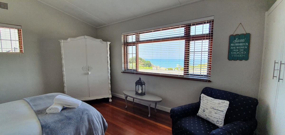 Mwonekano wa bahari kutoka chumba kikuu cha kulala