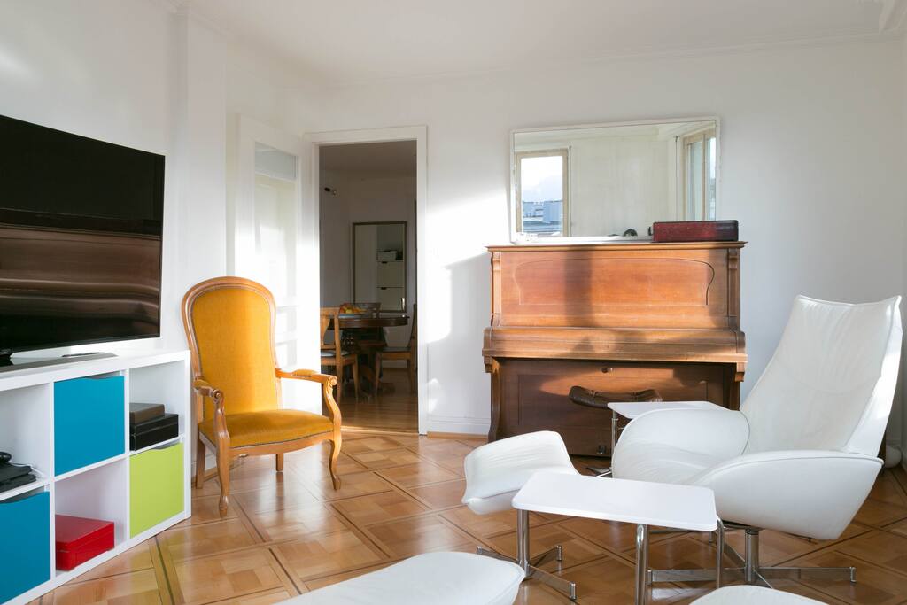 Living room with a piano, a huge flat screen TV and 5.1 sound