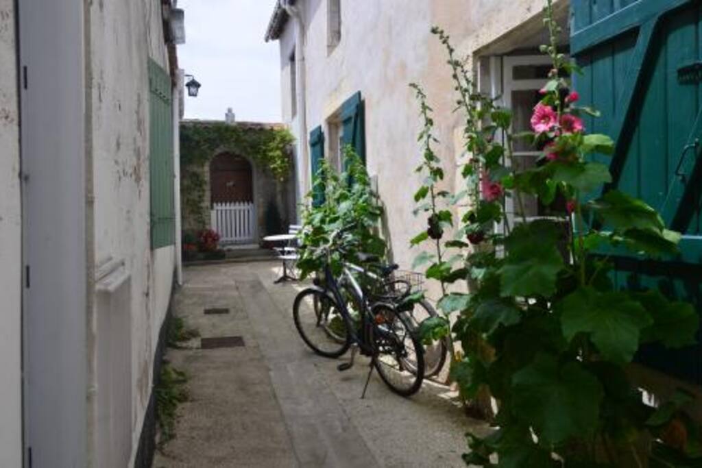 L'appartement est situé au fond à droite de la venelle