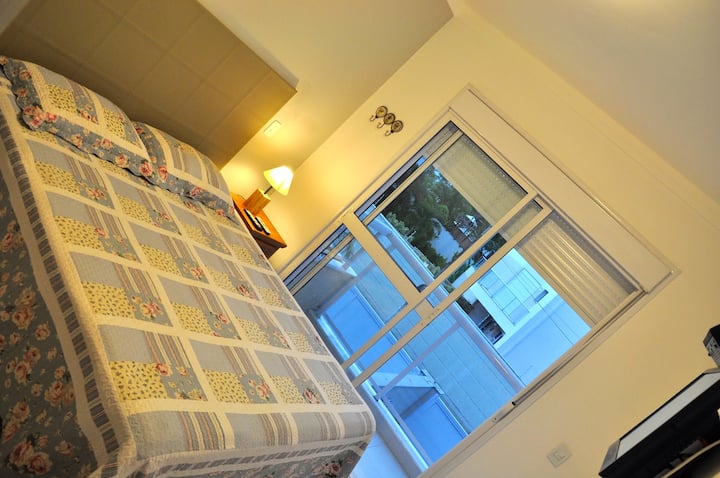 Აპარტამენტი 02 (1-ლი სართული) - საწოლი 152 × 203 სმ + ჰაერი + მკლავი EMB + აივანი ზღვის ხედით + საკაბელო ტელევიზიის ცა