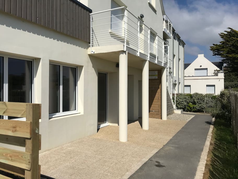Grande terrasse aménagée + abris de jardin privatif