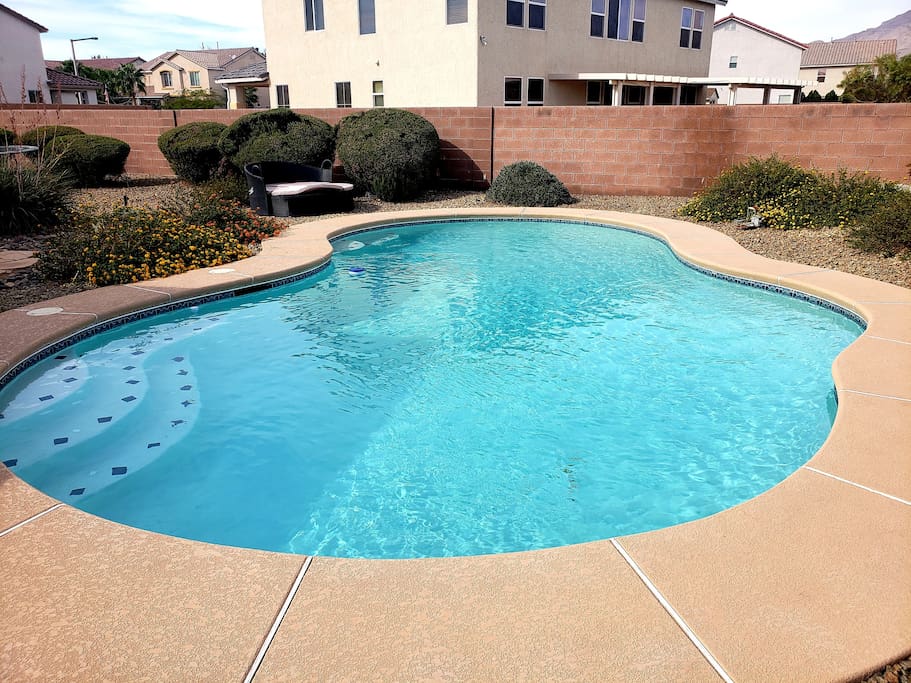 Top 1%/Large Room/Queen bed/TV/Desk/Pool/Treadmill