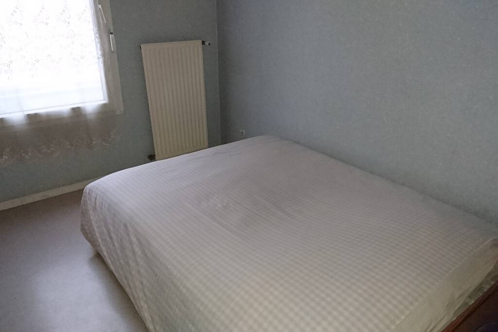 La chambre avec son lit deux places