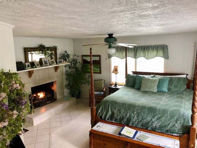 Relaxing Master Suite in Valle Crucis