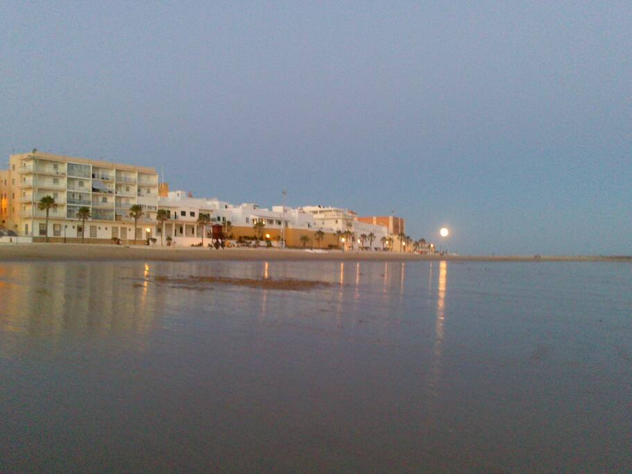 Vista del edificio desde la playa en marea baja