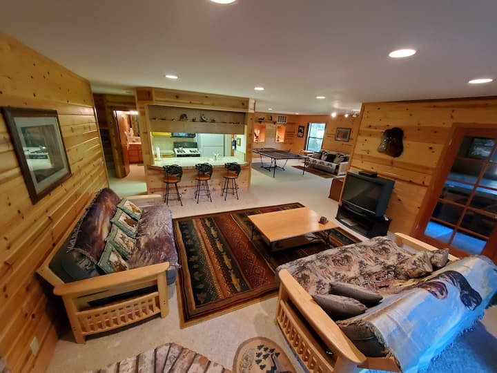 אזור מגורים בקומה הראשונה עם שני פוטונים.