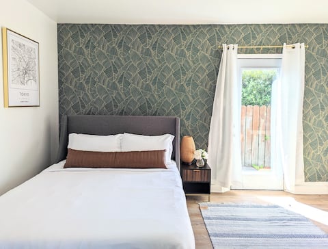 2BR 1 BA Suite with  Backyard & City Views!