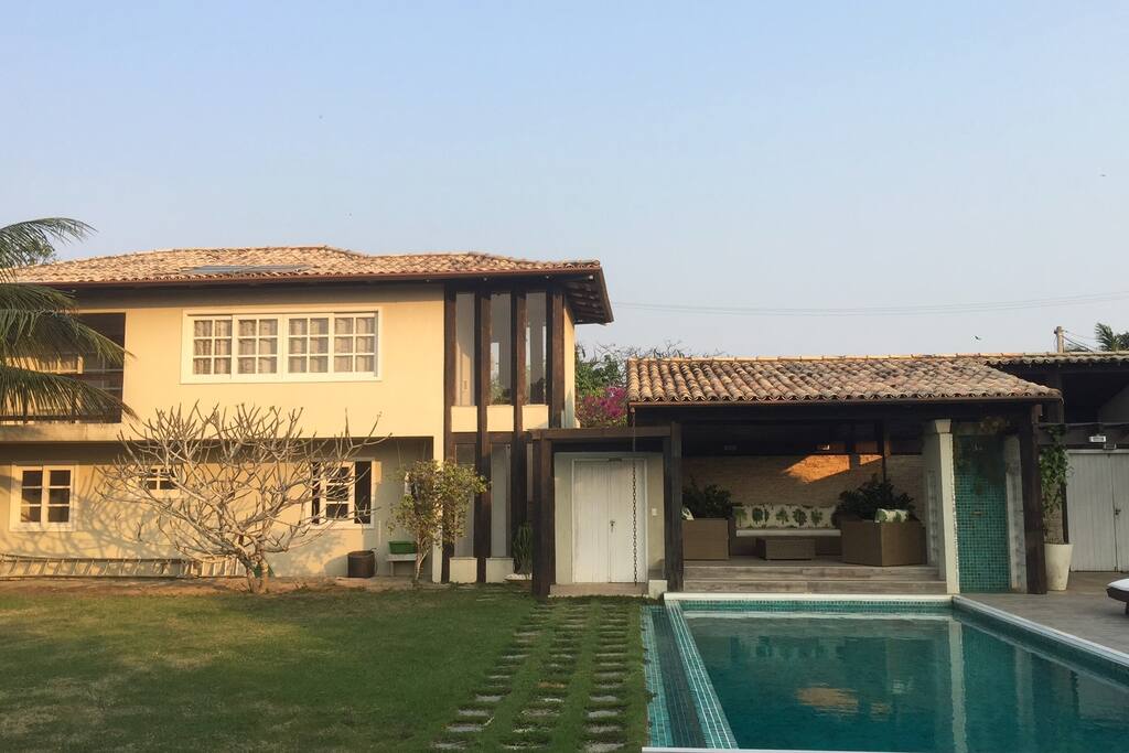 Vista externa da casa de hospedes e da piscina.