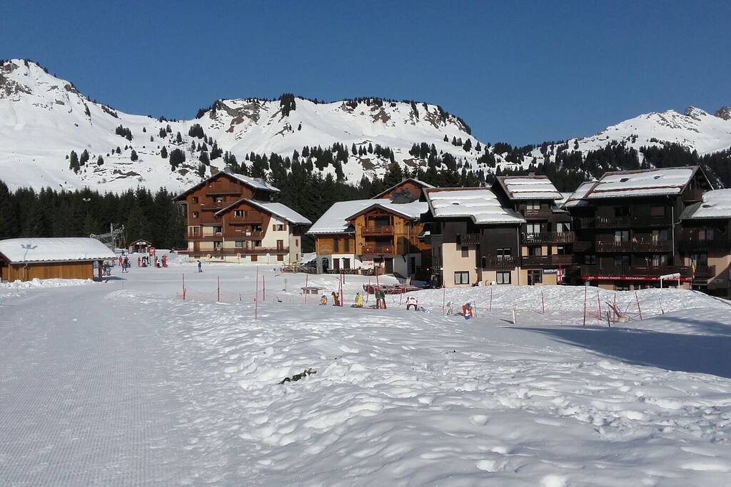 Le front de neige et le jardin d enfants, à gauche le teleski de Chevally