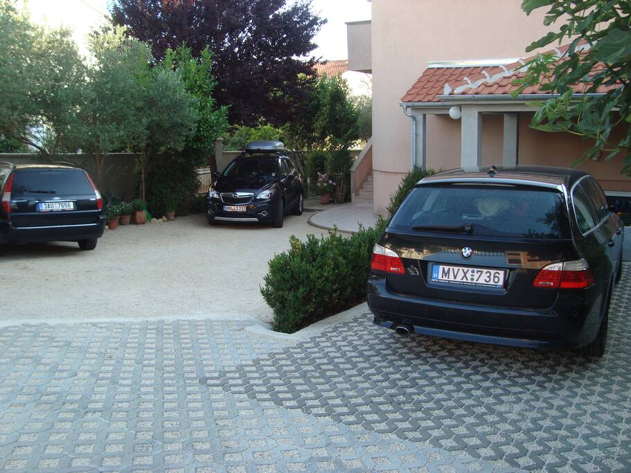 PARKING U DVORIŠTU