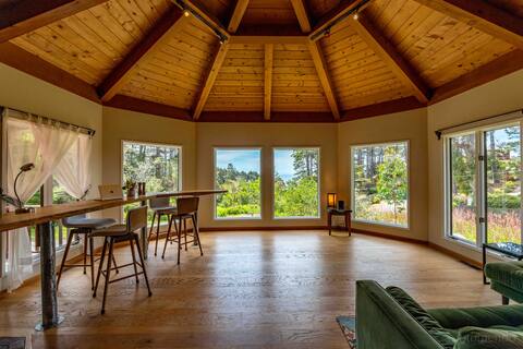 Sea View Sanctuary, Hot Tub, Sauna, on Sunny Acre.