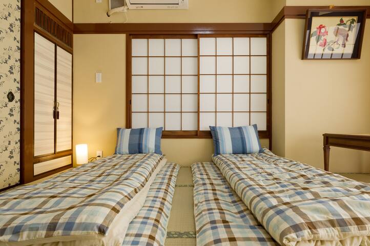 2.5 km to Ikebukuro Sta. big house with garden gallery image 5