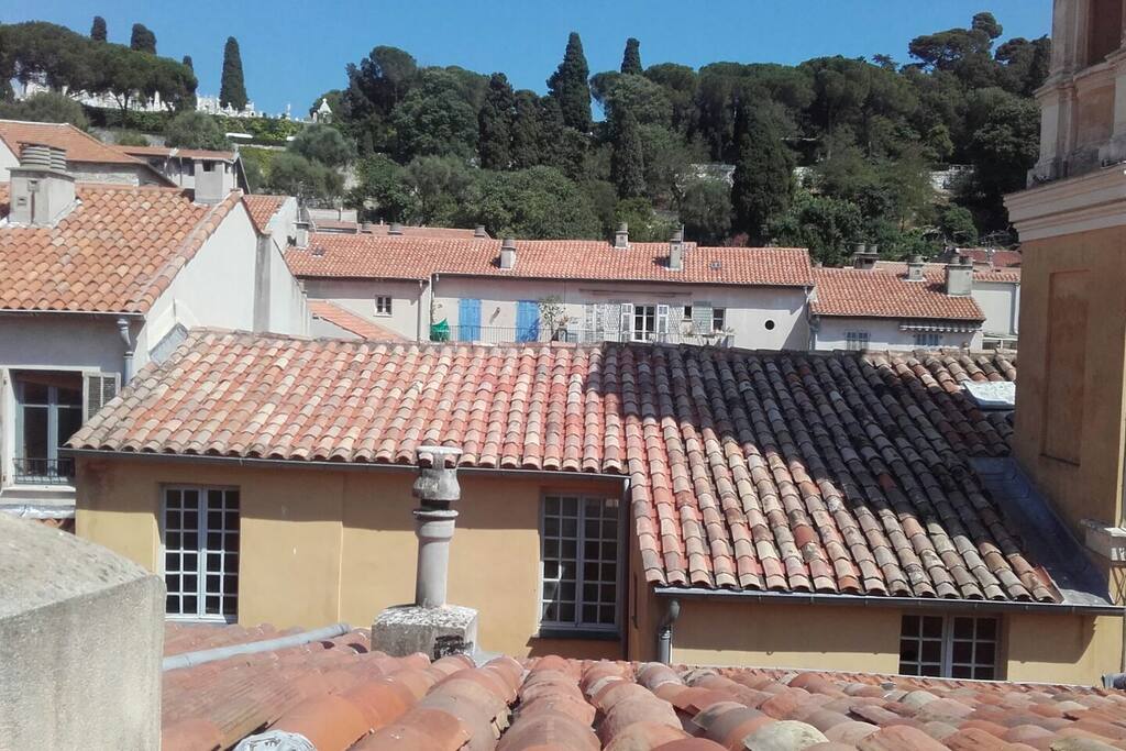 vue degagée toits, colline du chateau zéro bruits