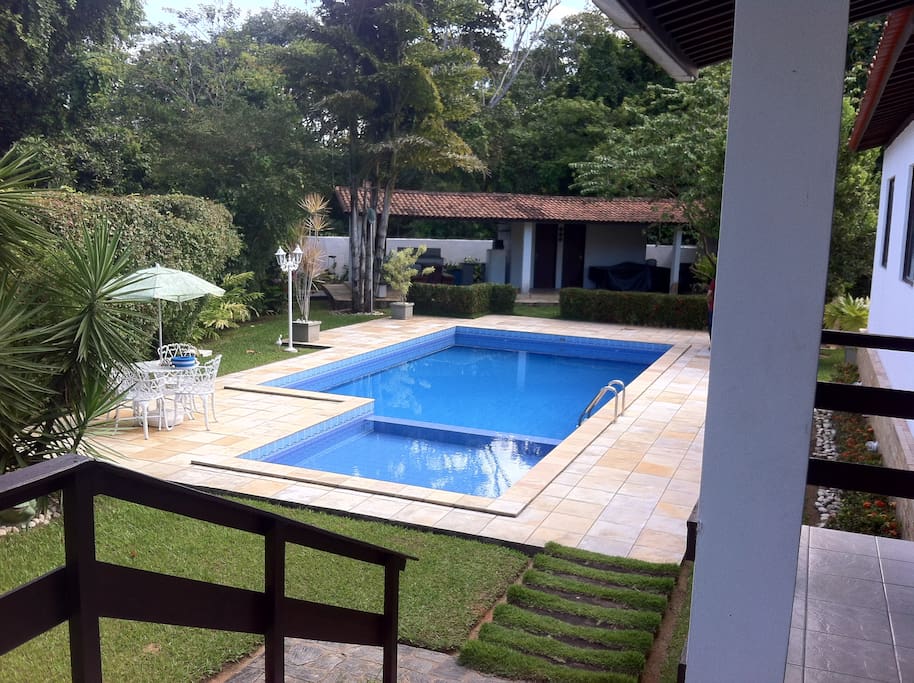 A churrasqueira tem vista para a piscina. Um banheiro externo atende essa area.