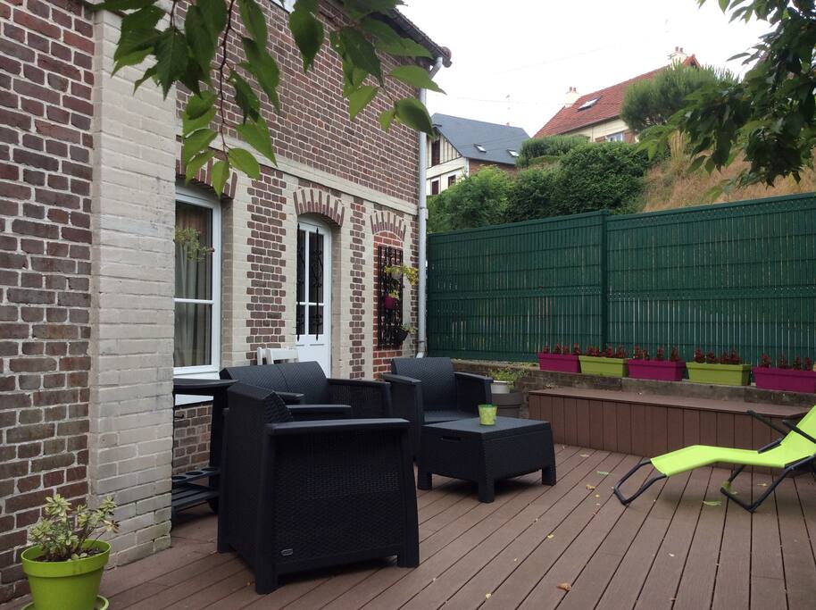 La terrasse avec salon de jardin